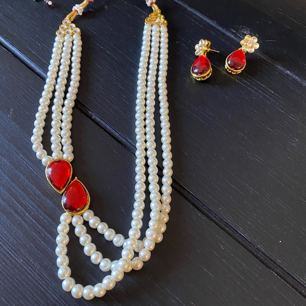 Necklace set.